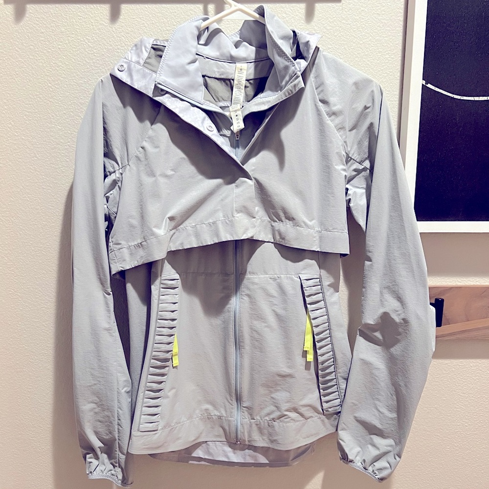 Lululemon size 6 weather resistant jacket/vest. Like new condition.